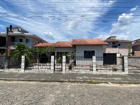 Casa de 04 dormitórios no Centro de Antônio Carlos