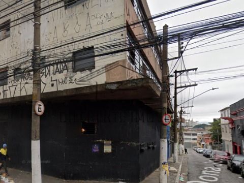 Prédio de esquina de 3 andares na Celso Garcia