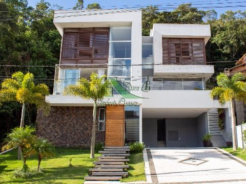 Casa Moderna totalmente integrada  à área Verde