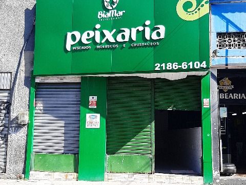 Loja comercial de 28m², localizada na Rua Teixeira de Castro 117.