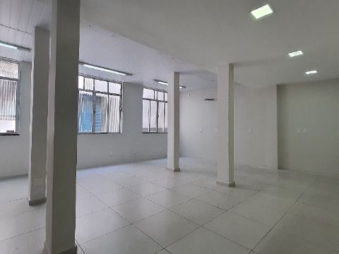 Excelente sala comercial para alugar na Rua Carlos de Vasconcelos 166 / Sala 04