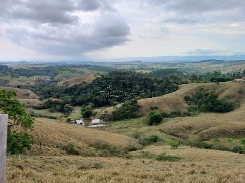 Sítio em Caçapava com cachoeira 