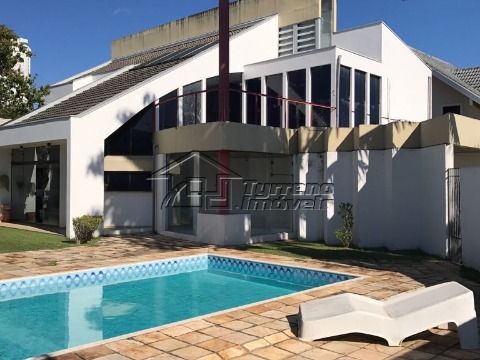 Casa no Jardim das Colinas com 4 dormitórios, piscina e amplo quintal