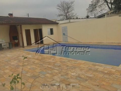 Casa térrea no Jardim Esplanada com 2 suítes, piscina e 4 vagas