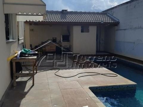 Bela casa térrea com piscina em condomínio fechado