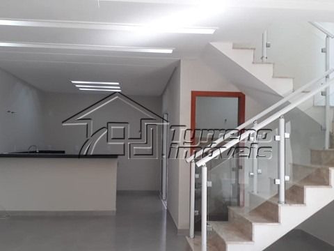 Linda casa sobrado com 3 dormitórios