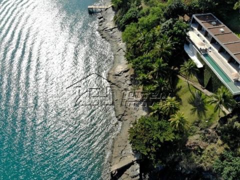 Luxuosa casa na costeira em Ilhabela