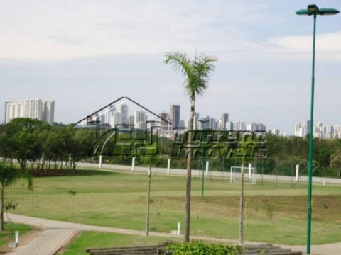 Terreno plano em condomínio fechado de alto padrão - excelente localização.